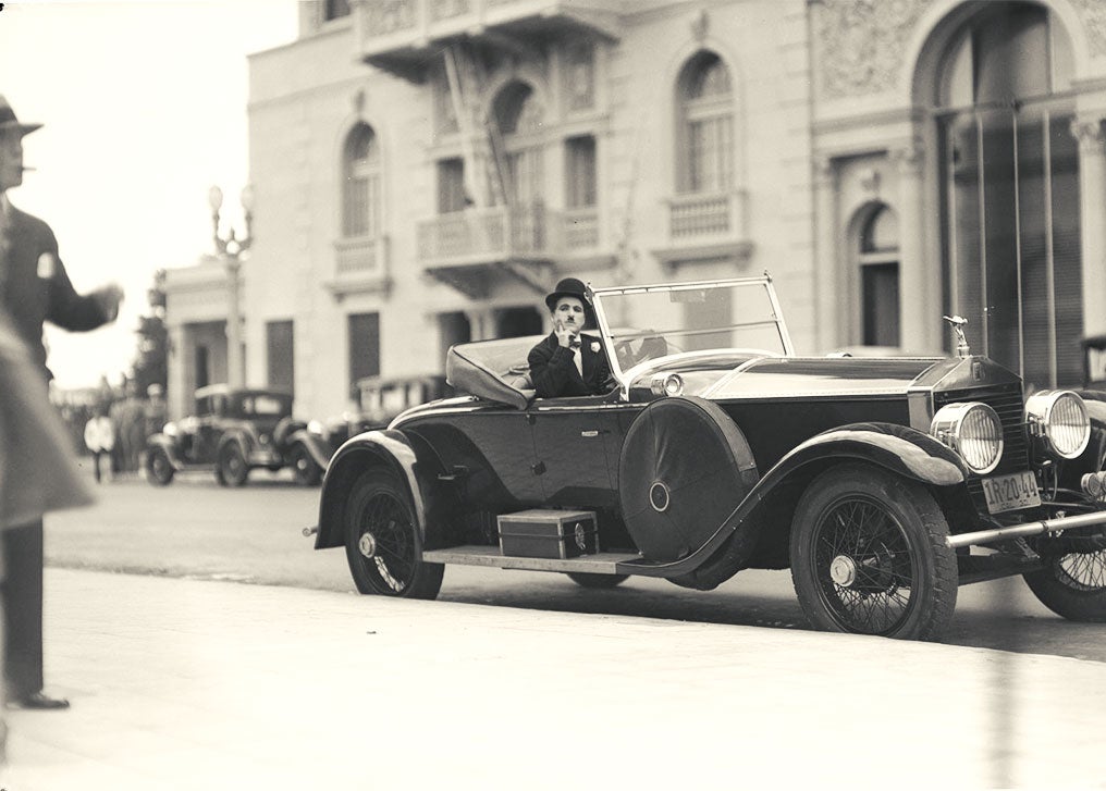 Charlot dans sa voiture